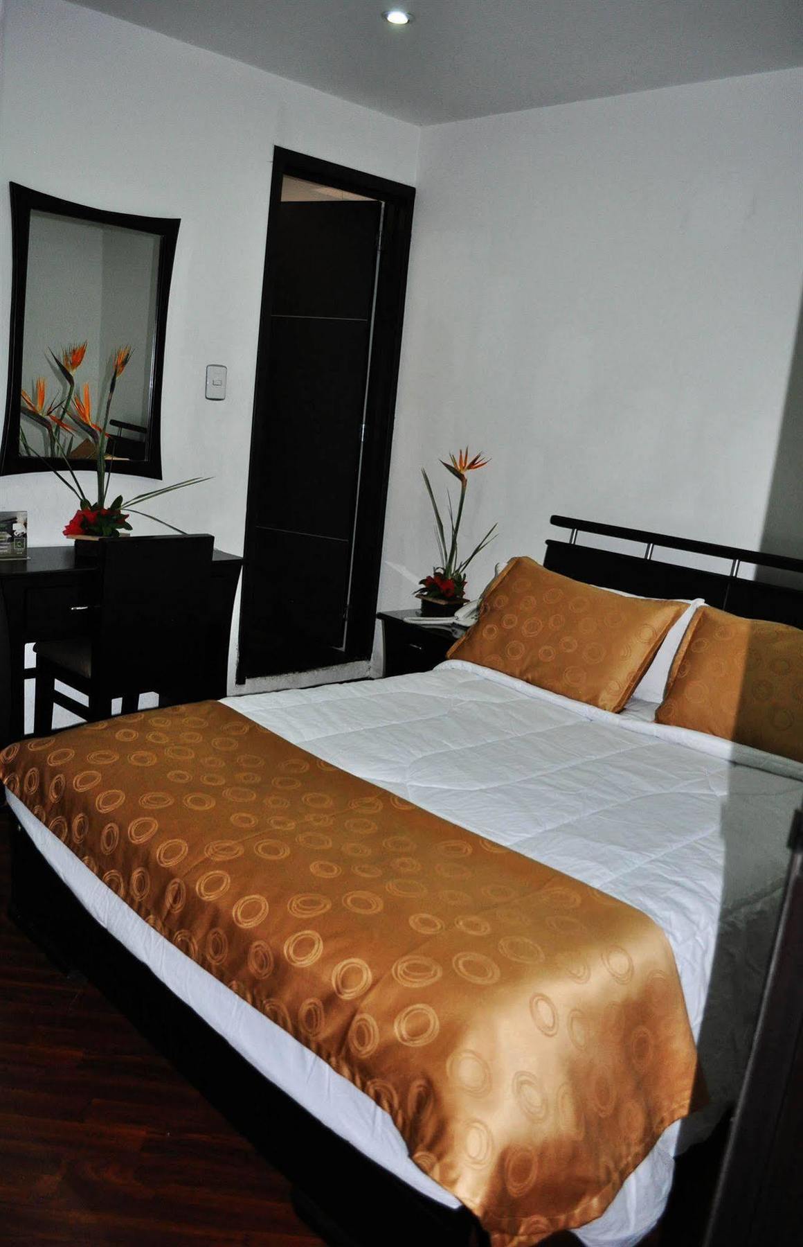 Hotel Quality Comfort House Bogotá Esterno foto