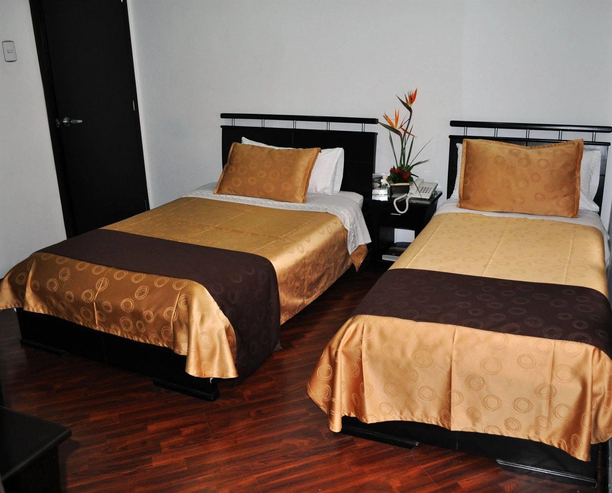 Hotel Quality Comfort House Bogotá Esterno foto