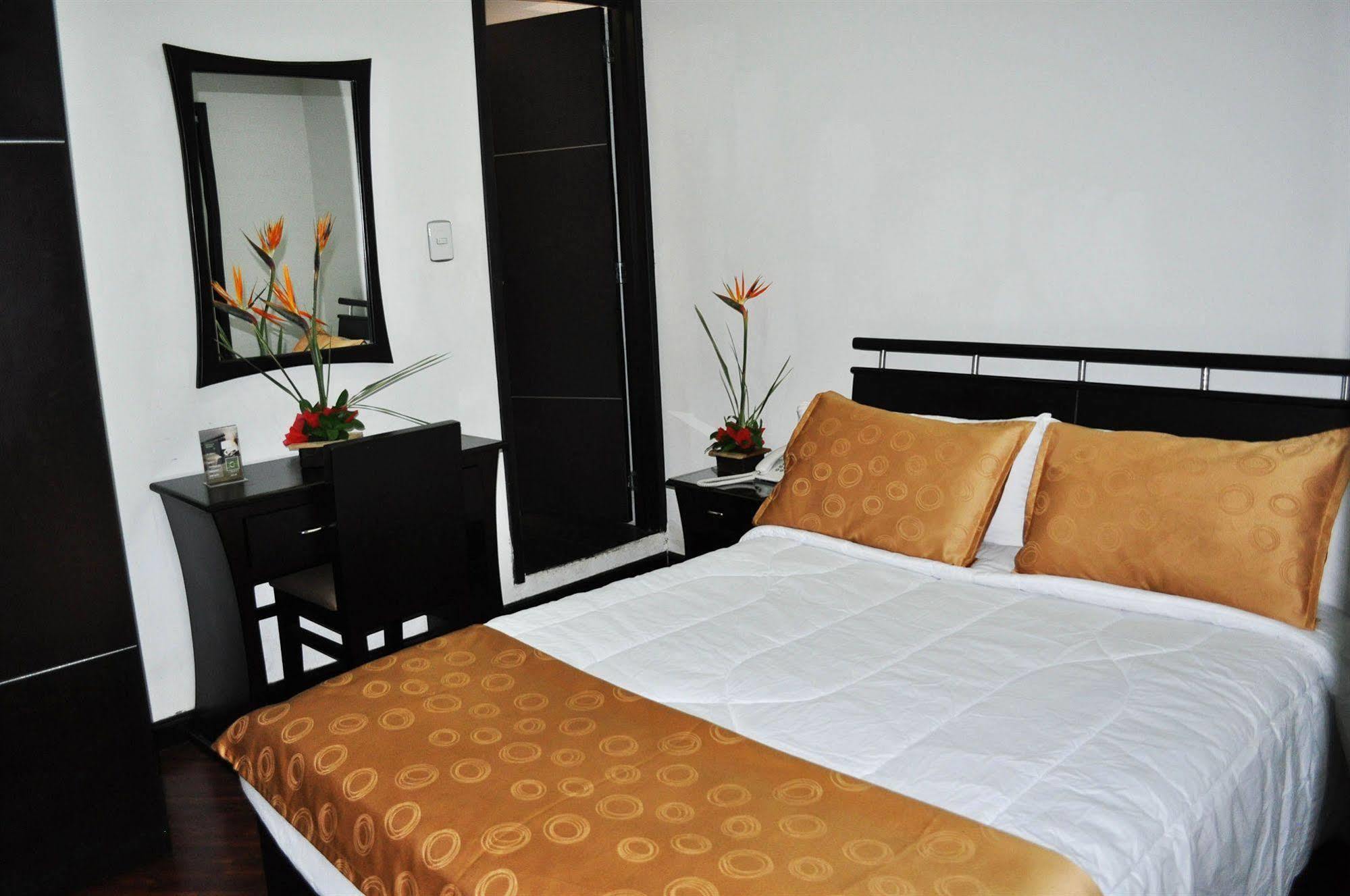 Hotel Quality Comfort House Bogotá Esterno foto
